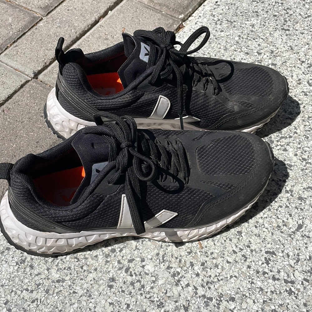 Veja Women’s Running Shoes Black White Womens Size 7 … Gem